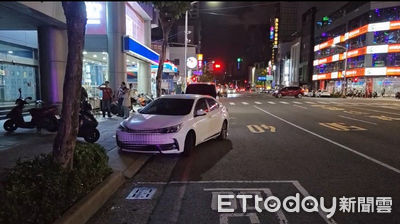 高雄男開車載妹聊天分心撞路邊5車 她心痛:機車才買半年