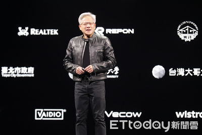 黃仁勳演講背板「C位」驚見台北市政府　蔣萬安現場台下聆聽
