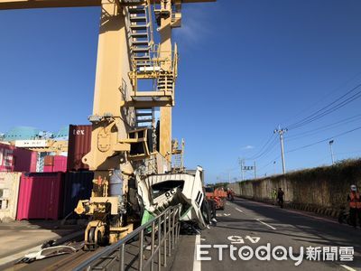 高雄港詭異自撞影片曝!聯結車S型飄移撞護欄 駕駛頭部重創亡