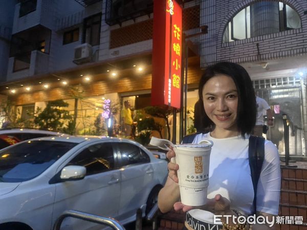 ▲黃仁勳現身花娘小館，吸引大批粉絲爭相合照。（圖／記者黃國霖攝）