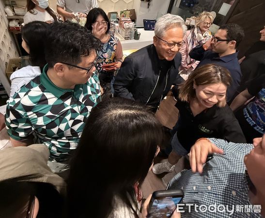 ▲黃仁勳現身花娘小館，吸引大批粉絲爭相合照。（圖／記者黃國霖攝）