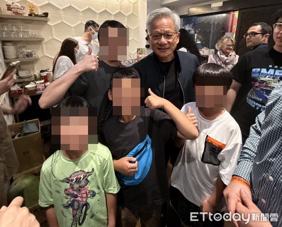 ▲黃仁勳現身花娘小館，吸引大批粉絲爭相合照。（圖／記者黃國霖攝）