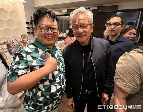 ▲黃仁勳與民眾合照。（圖／記者黃國霖攝）