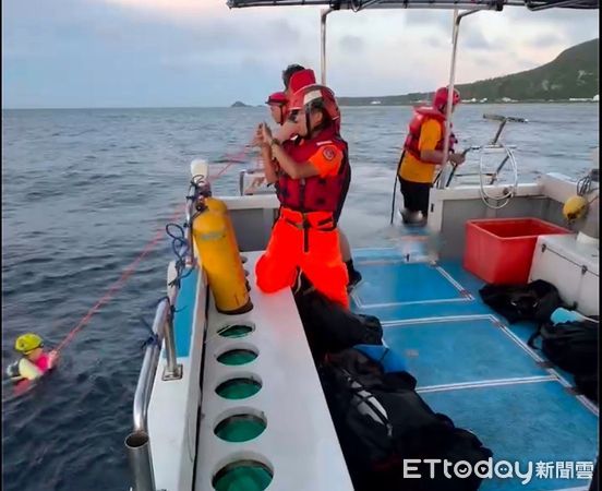 ▲▼綠島5人划SUP遭海流困於海上，海巡聯手友船與救生單位迅速救援。（圖／記者楊晨東翻攝）