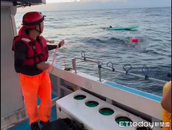 ▲▼綠島5人划SUP遭海流困於海上，海巡聯手友船與救生單位迅速救援。（圖／記者楊晨東翻攝）