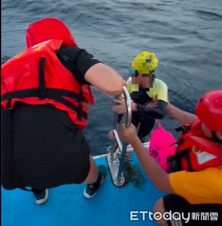 ▲▼綠島5人划SUP遭海流困於海上，海巡聯手友船與救生單位迅速救援。（圖／記者楊晨東翻攝）