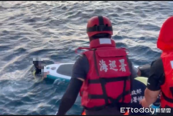 ▲▼綠島5人划SUP遭海流困於海上，海巡聯手友船與救生單位迅速救援。（圖／記者楊晨東翻攝）