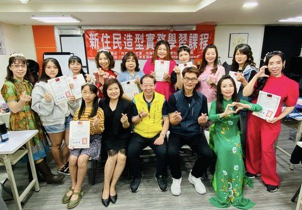 ▲桃園新住民學以致用，為據點長者做美髮和彩妝