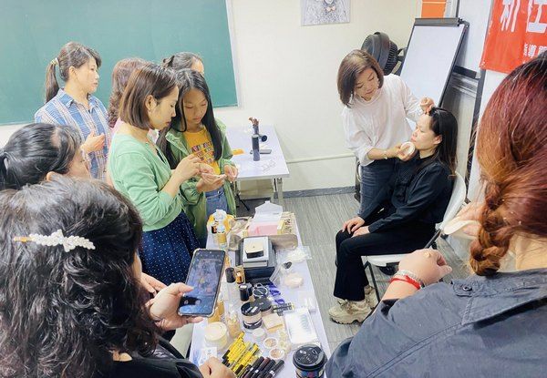 ▲桃園新住民學以致用，為據點長者做美髮和彩妝