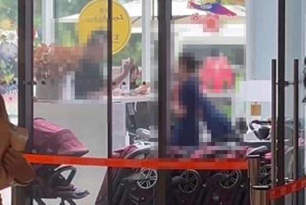 ▲▼宏匯「百元停車費」折抵問題 客怒飆櫃台「Look in my eyes」。（圖／翻攝自爆料公社）