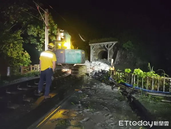 ▲▼昨天台鐵和仁=崇德間遭土石泥流淹過軌面約3000方，導致電車線設備及路線受損。（圖／台鐵提供）