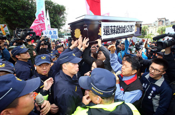 2018年大阪辦事處長蘇啟誠在宿舍上吊自盡震撼各界，不少國民黨籍政治人物帶頭要衝進外交部，痛批執政黨利用網軍輿論「公審」，讓蘇啟誠受不了壓力枉死。（圖／報系資料庫）