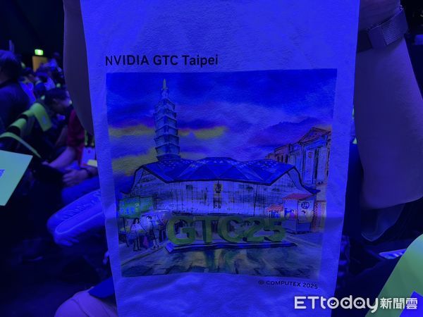 ▲黃仁勳演講送出特製伴手禮。（圖／記者高兆麟攝）