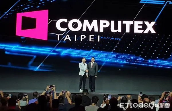 ▲外貿協會董事長黃志芳(左)台北市電腦公會理事長彭双浪(右)在全球記者會上。（圖／記者張佩芬攝）