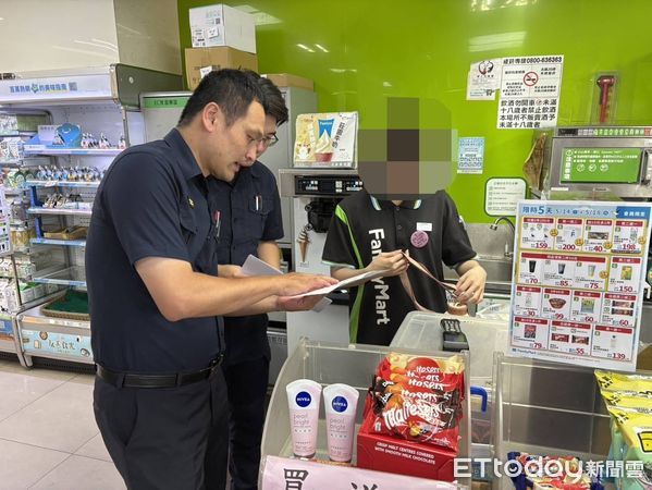 ▲台南仁德一間超商內，梁姓女子提領現金時遭警方查緝，當場落網。（記者林東良翻攝，下同）