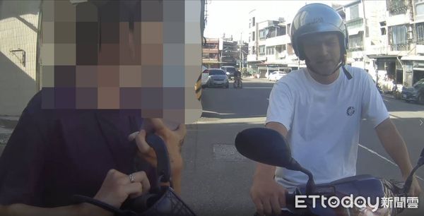 ▲台南仁德一間超商內，梁姓女子提領現金時遭警方查緝，當場落網。（記者林東良翻攝，下同）