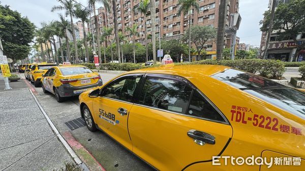 ▲▼10多名駕駛及車輛今前往交通部包圍抗議。（圖／記者周湘芸攝）