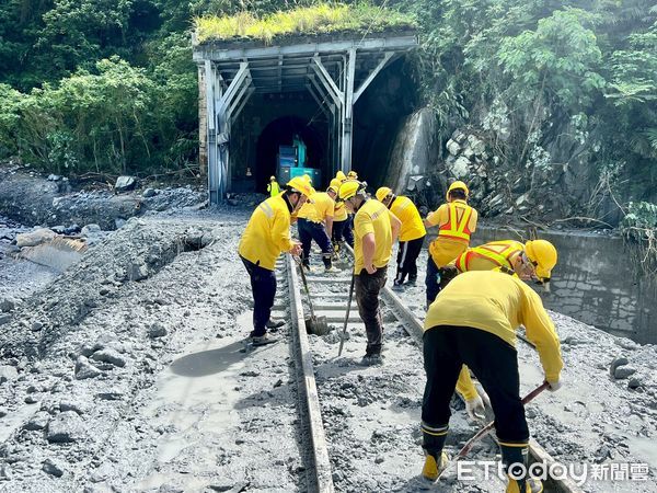 ▲▼台鐵和仁=崇德間遭土石泥流淹過軌面約3000方，導致電車線設備及路線受損，台鐵今持續搶修。（圖／台鐵提供）