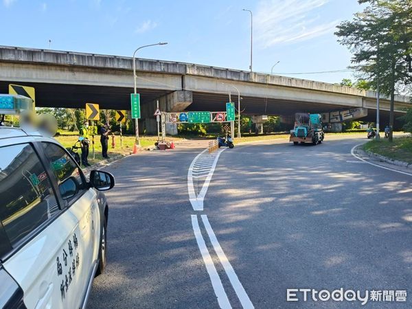 ▲▼高雄楠梓死亡車禍！騎士過彎不明原因自撞倒地　送醫搶救不治。（圖／記者賴文萱翻攝）