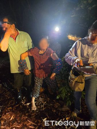 ▲台南東山高原部落一名80歲林姓婦人獨自入山失聯，警消與義消夜間展開搜尋任務，並合力將其背下山送醫治療。（圖／記者林東良翻攝，下同）