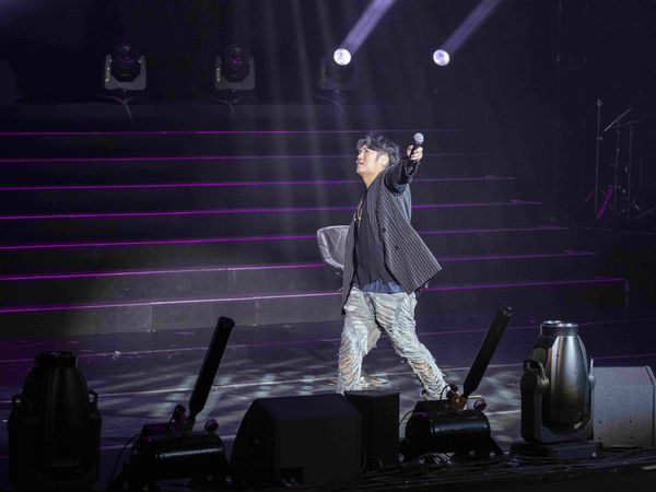 ▲▼曹格一度跳下舞台衝進觀眾席和粉絲近距離互動。（圖／滾石唱片提供）