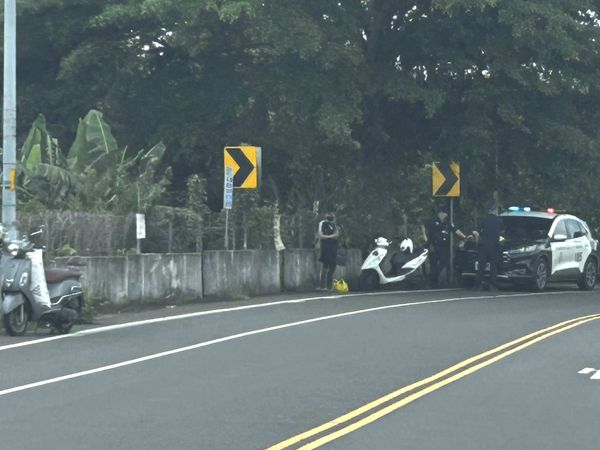 ▲彰化芬園鄉139縣道移工過彎摔車等3小時，警方及時救援。（圖／記者唐詠絮翻攝）