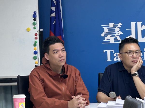 ▲賴苡任宣布，罷吳思瑤「鮭魚回郵」份數達標。（圖／地動刪瑤提供）