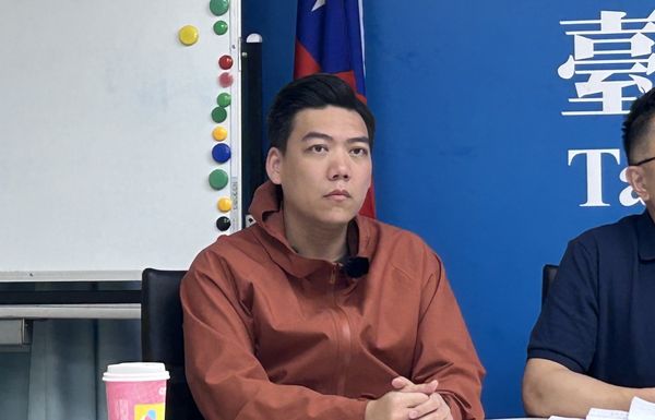 ▲賴苡任宣布，罷吳思瑤「鮭魚回郵」份數達標。（圖／地動刪瑤提供）