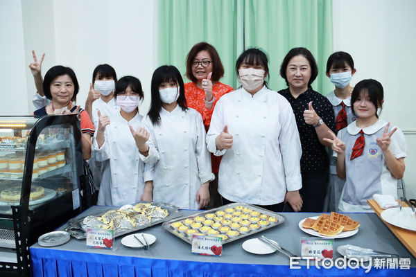 ▲台南長榮女中餐飲科舉辦感恩餐會，學生現場料理、調飲，推出粽子三吃、虱目魚奶茶等創意菜色，餐檯陳列豐盛，現場猶如五星級自助餐廳。（記者林東良翻攝，下同）