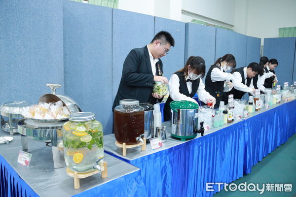▲台南長榮女中餐飲科舉辦感恩餐會，學生現場料理、調飲，推出粽子三吃、虱目魚奶茶等創意菜色，餐檯陳列豐盛，現場猶如五星級自助餐廳。（記者林東良翻攝，下同）