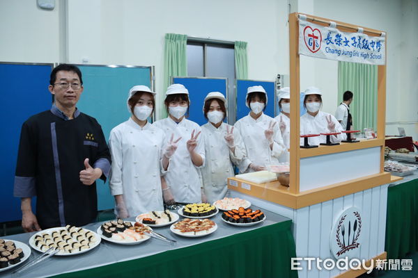 ▲台南長榮女中餐飲科舉辦感恩餐會，學生現場料理、調飲，推出粽子三吃、虱目魚奶茶等創意菜色，餐檯陳列豐盛，現場猶如五星級自助餐廳。（記者林東良翻攝，下同）
