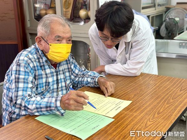 ▲嘉南藥理大學藥學系師生參與大內「行動醫院－全民健檢」服務，用藥衛教守護長者健康。（記者林東良翻攝，下同）