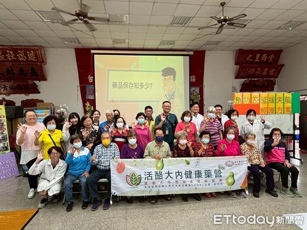 ▲嘉南藥理大學藥學系師生參與大內「行動醫院－全民健檢」服務，用藥衛教守護長者健康。（記者林東良翻攝，下同）