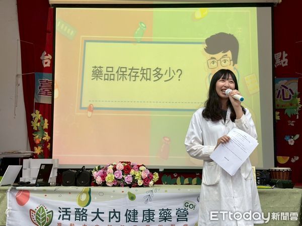 ▲嘉南藥理大學藥學系師生參與大內「行動醫院－全民健檢」服務，用藥衛教守護長者健康。（記者林東良翻攝，下同）
