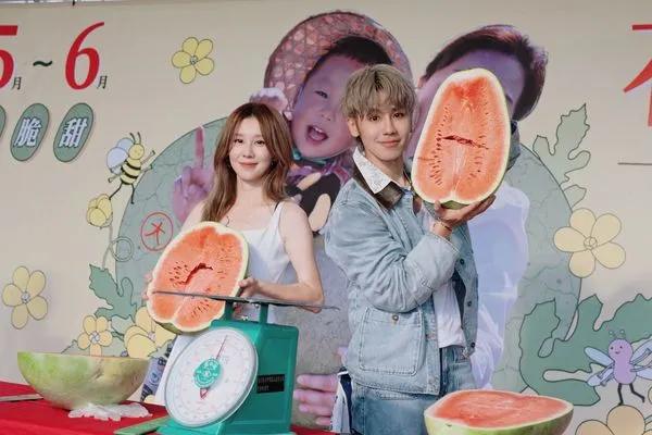 ▲▼ 鼓鼓、白安為花連西瓜製作西瓜特調飲品，邀請粉絲上台品嚐。（圖／相信音樂提供）