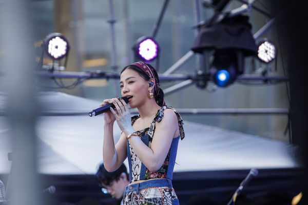 ▲▼ 洪佩瑜、滅火器接力開唱。（圖／台東縣政府提供）