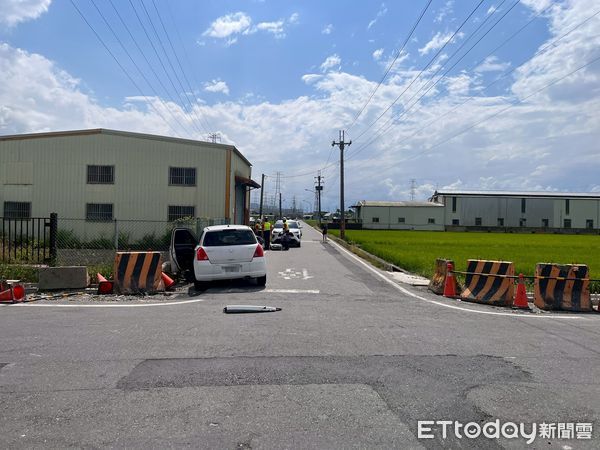 ▲▼黑色轎車失控衝入農田裡，網：「咻一下到田中」。（圖／記者游芳男翻攝，下同）