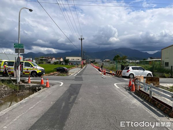 ▲▼黑色轎車失控衝入農田裡，網：「咻一下到田中」。（圖／記者游芳男翻攝，下同）