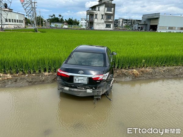 ▲▼黑色轎車失控衝入農田裡，網：「咻一下到田中」。（圖／記者游芳男翻攝，下同）