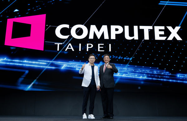 ▲今年COMPUTEX力邀科技巨擘，持續領航全球科技生態系，共同探索前沿科技。左起貿協董事長黃志芳與北市電腦公會理事長黃双浪。(圖／外貿協會）