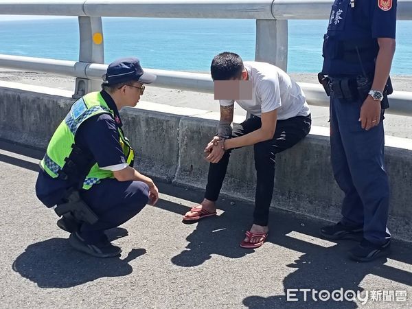 ▲ 台東南迴公路多良路段今早（19日）發生一起拖車頭自撞車禍，警方獲報趕抵，發現這是一輛贓車，因此警方隨即將駕駛上銬帶走。         （圖／記者楊晨東翻攝，下同）