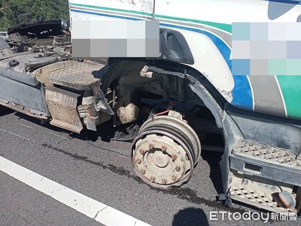 ▲ 台東南迴公路多良路段今早（19日）發生一起拖車頭自撞車禍。（圖／記者楊晨東翻攝）