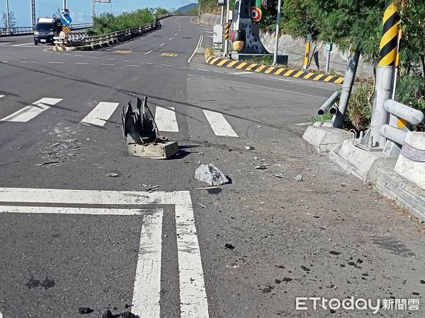 ▲拖車頭自撞車禍。（圖／記者楊晨東翻攝）