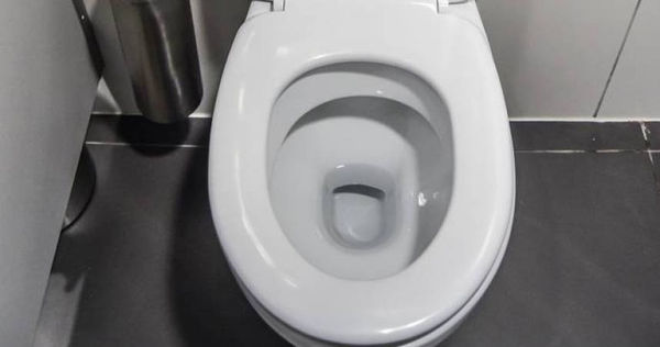 泰國曼谷一名女子上廁所時，下體竟掉出一名嬰兒。（示意圖／翻攝自Pixabay）