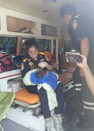 男嬰被發現時還卡在馬桶裡，所幸還有呼吸。（圖／翻攝自民意報）