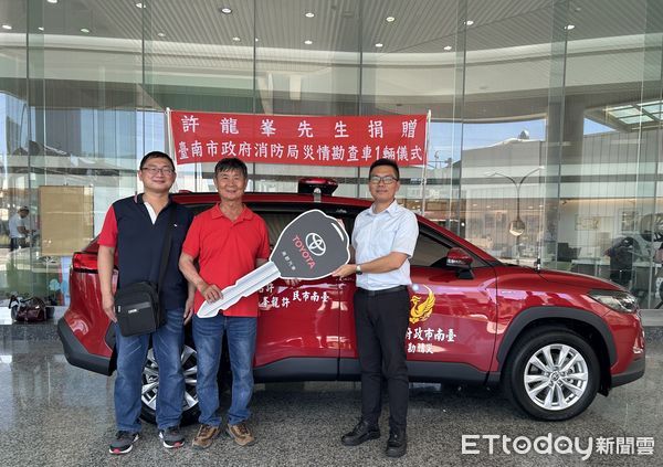 ▲善心人士許龍峯捐贈災情勘查車予台南市消防局，由科長陳雄森代表受贈並致贈感謝狀。（記者林東良翻攝，下同）
