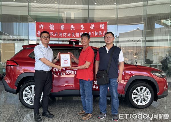 ▲善心人士許龍峯捐贈災情勘查車予台南市消防局，由科長陳雄森代表受贈並致贈感謝狀。（記者林東良翻攝，下同）