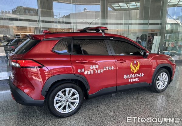 ▲善心人士許龍峯捐贈災情勘查車予台南市消防局，由科長陳雄森代表受贈並致贈感謝狀。（記者林東良翻攝，下同）
