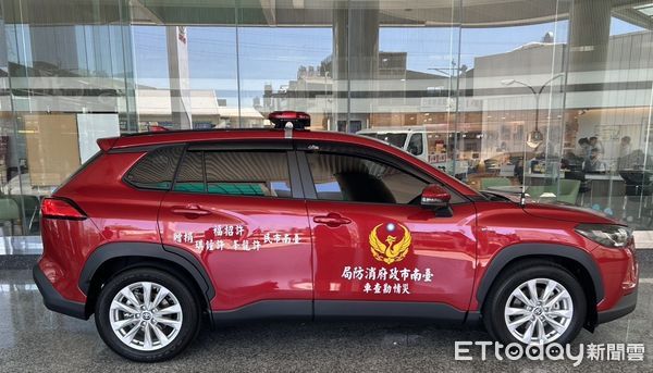 ▲善心人士許龍峯捐贈災情勘查車予台南市消防局，由科長陳雄森代表受贈並致贈感謝狀。（記者林東良翻攝，下同）