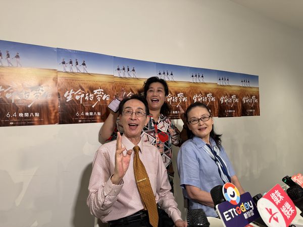 ▲關聰與交往超過30年女友陳小姐（後）。（圖／記者黃庠棻攝）